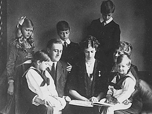 Eleanor, Franklin, children, and mother-in-law